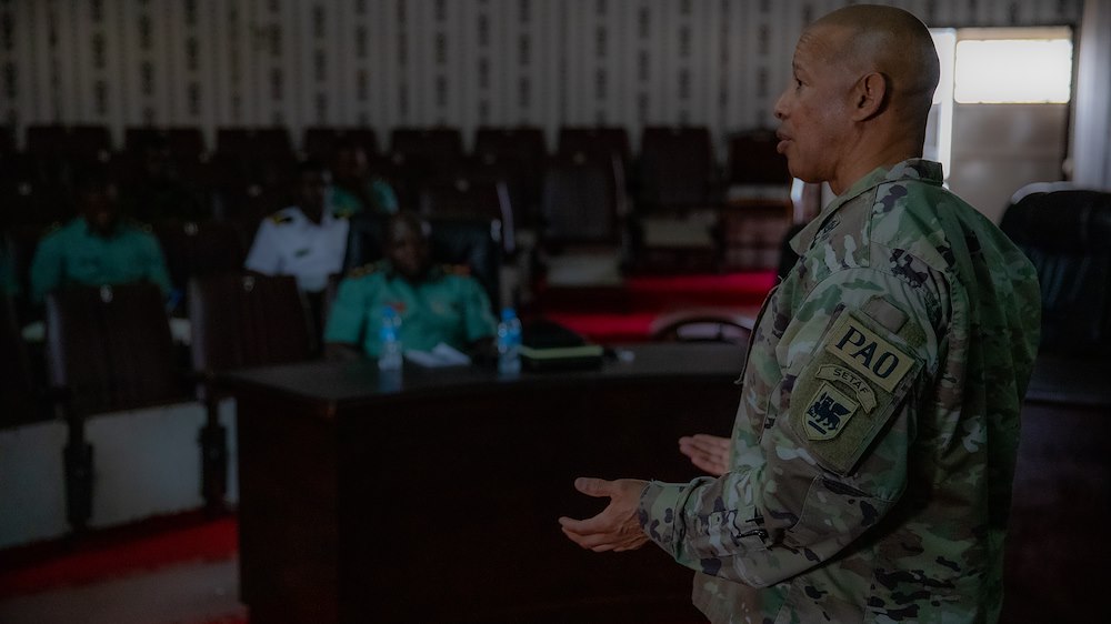 us-sierra-leone-soldiers-discuss-public-affairs-procedures